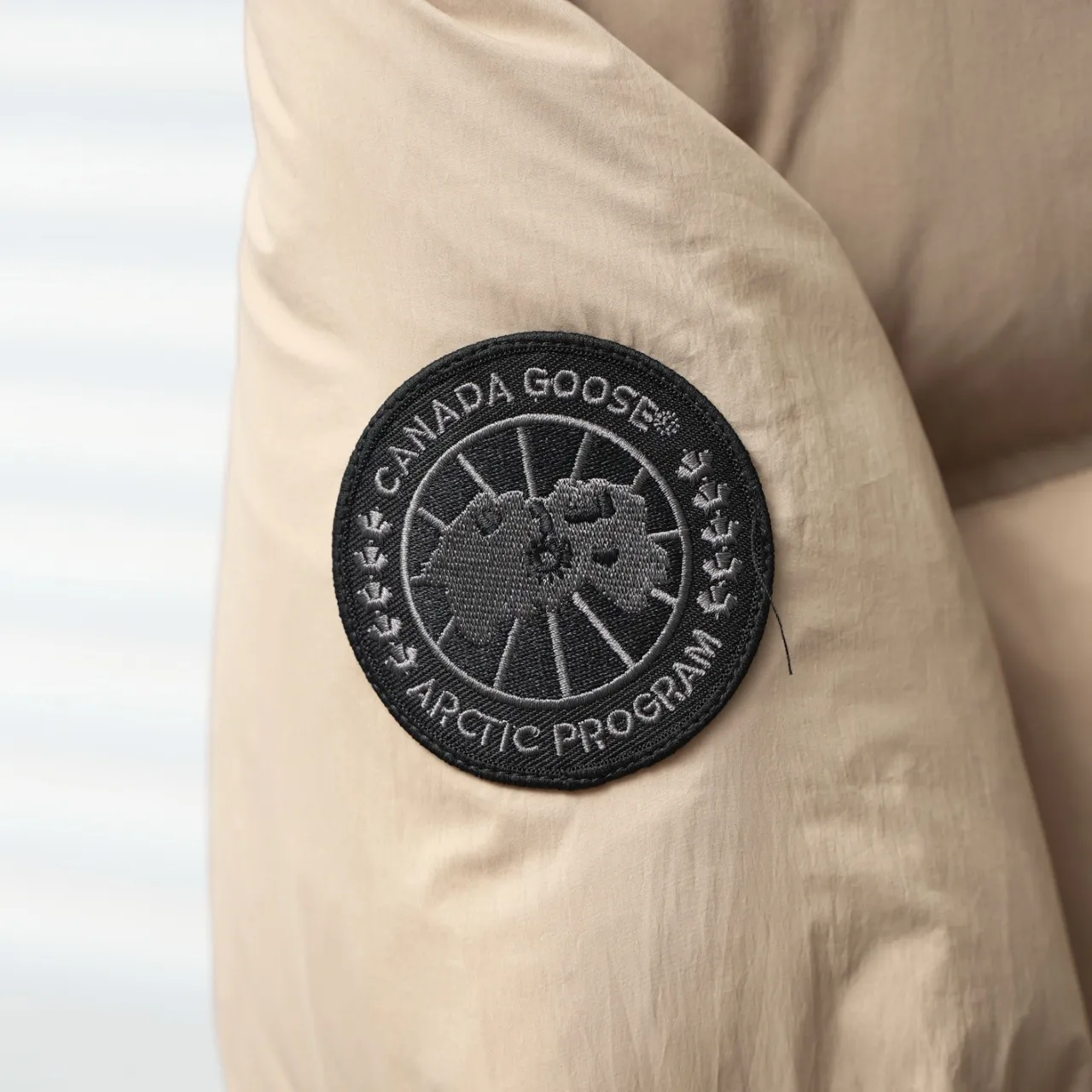 P780 CANADA GOOSE丨Canada Goose 2802 Sleeve Logo Stand Collar Down Jacket Color: Khaki Black Label Size: XS-XXL